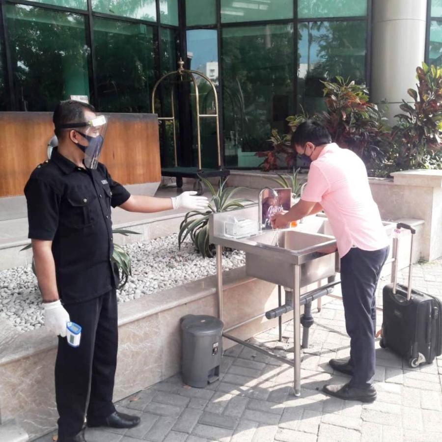 Garden Palace Hotel Surabaya Exterior foto